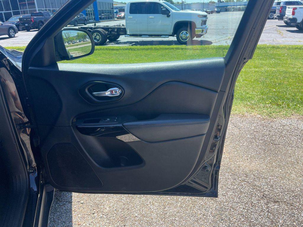 used 2020 Jeep Cherokee car, priced at $15,961