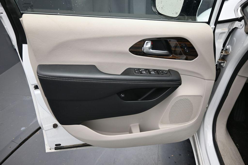 used 2023 Chrysler Pacifica Hybrid car