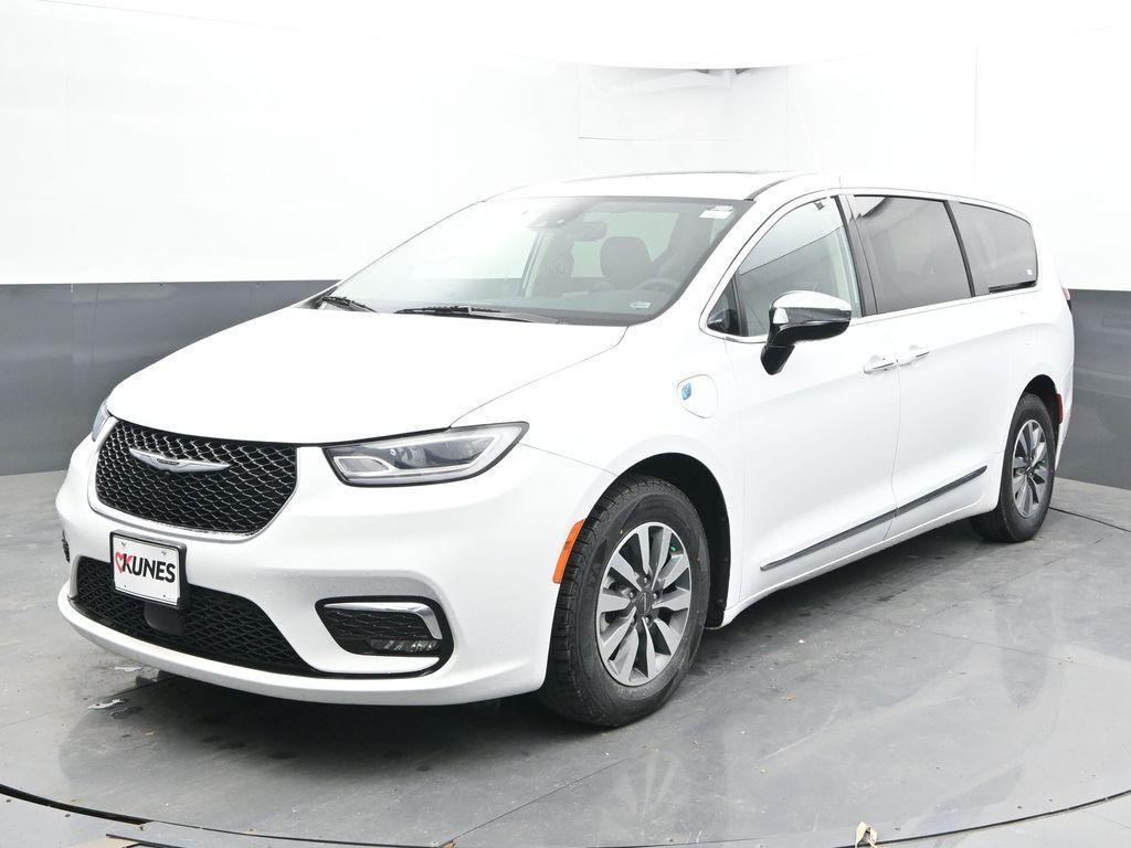 used 2023 Chrysler Pacifica Hybrid car