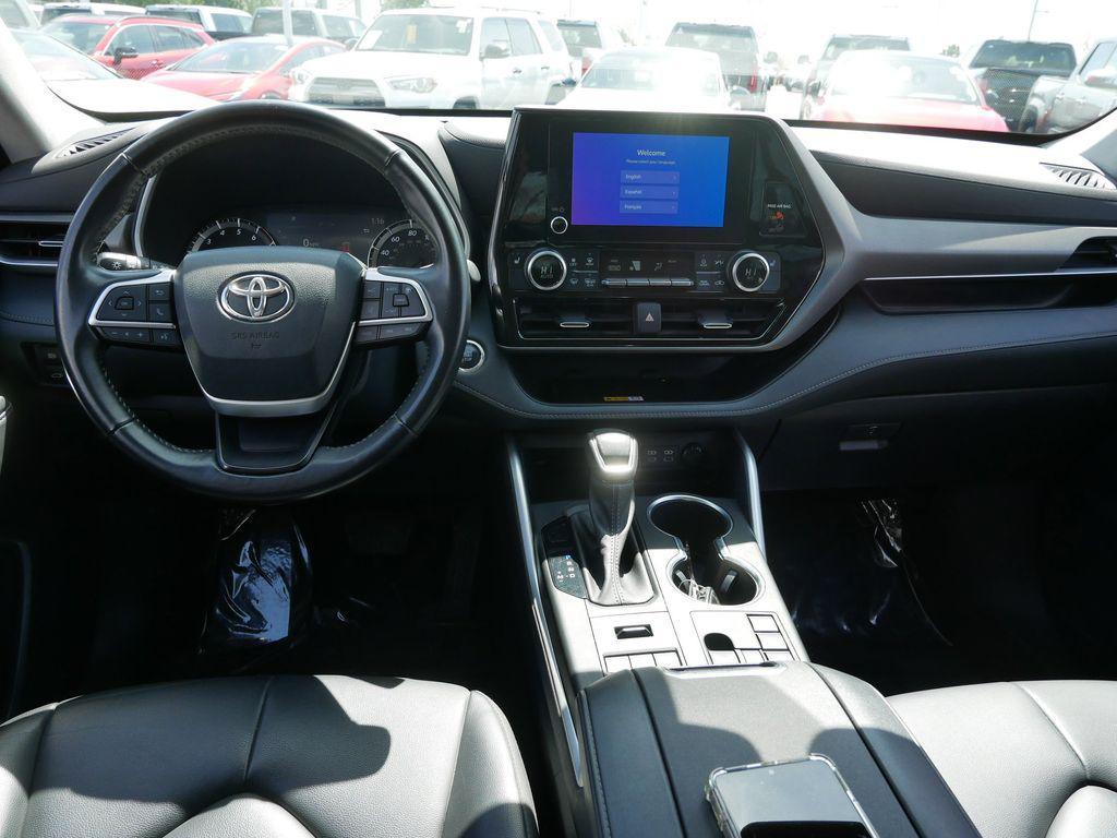 used 2023 Toyota Highlander car, priced at $39,998