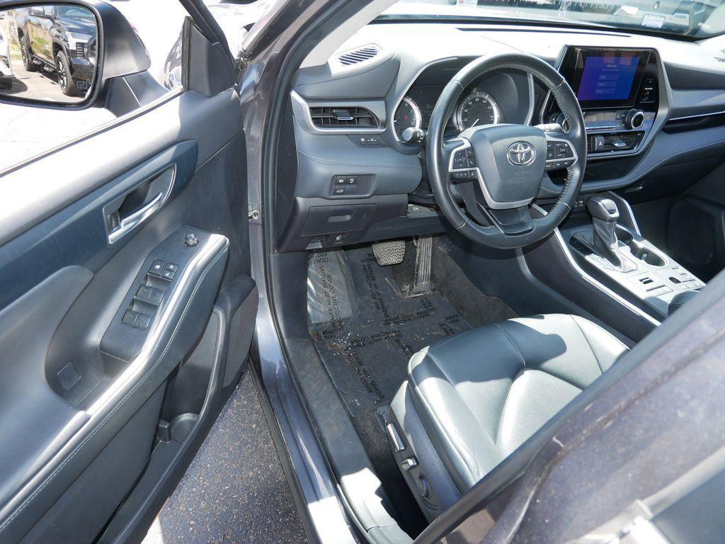 used 2023 Toyota Highlander car, priced at $39,998