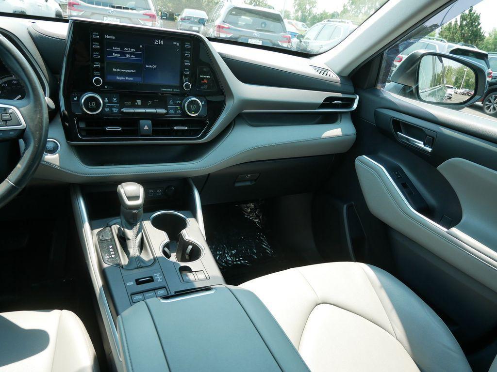 used 2022 Toyota Highlander car, priced at $35,089