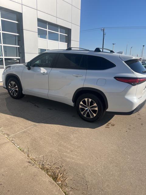 used 2021 Toyota Highlander car, priced at $28,377