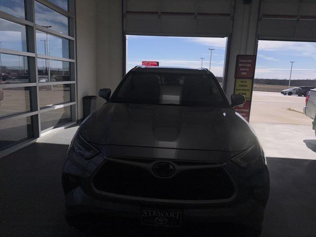 used 2022 Toyota Highlander car, priced at $32,777