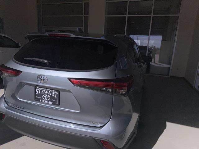 used 2022 Toyota Highlander car, priced at $32,777