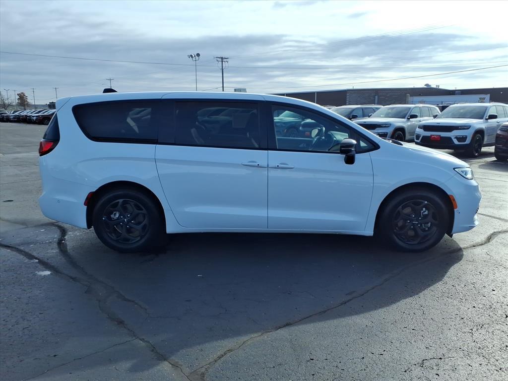 used 2024 Chrysler Pacifica Hybrid car, priced at $29,995