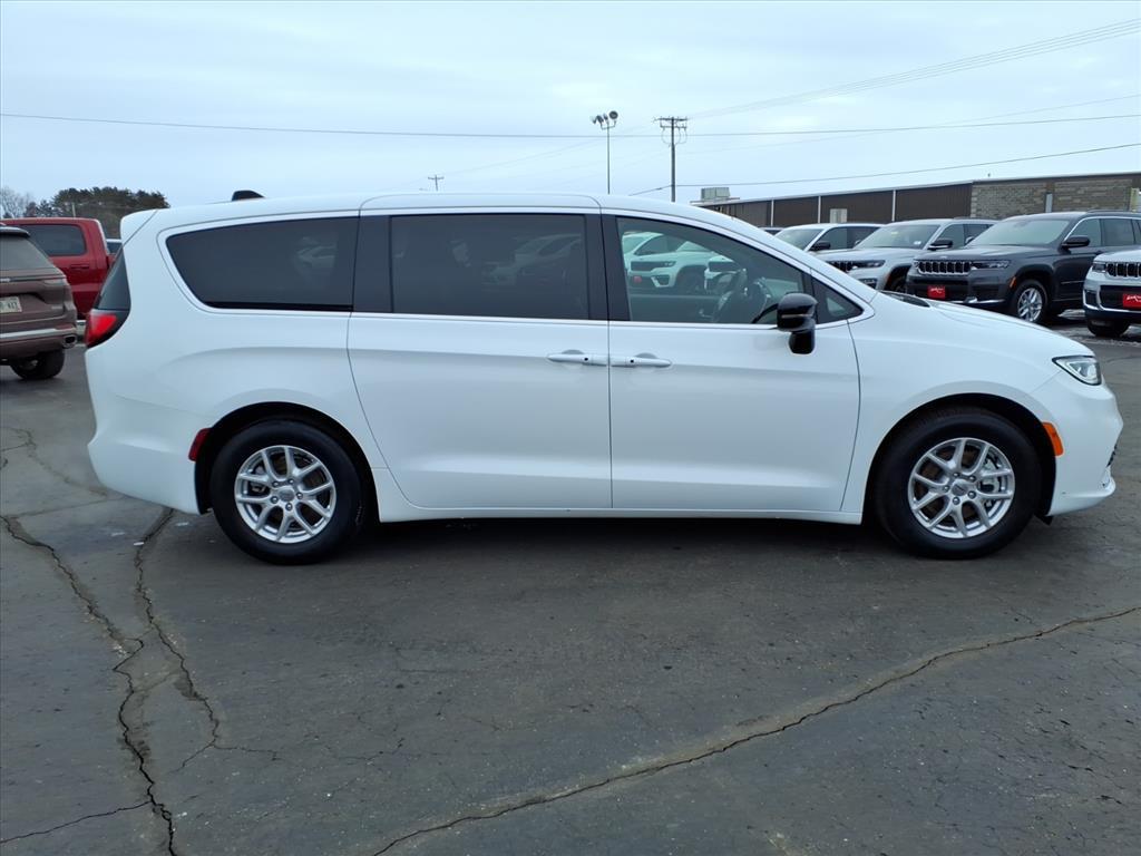 used 2025 Chrysler Pacifica car, priced at $31,900