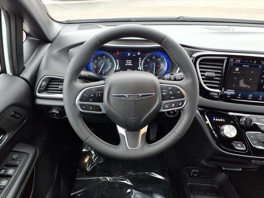 used 2025 Chrysler Pacifica car, priced at $31,900