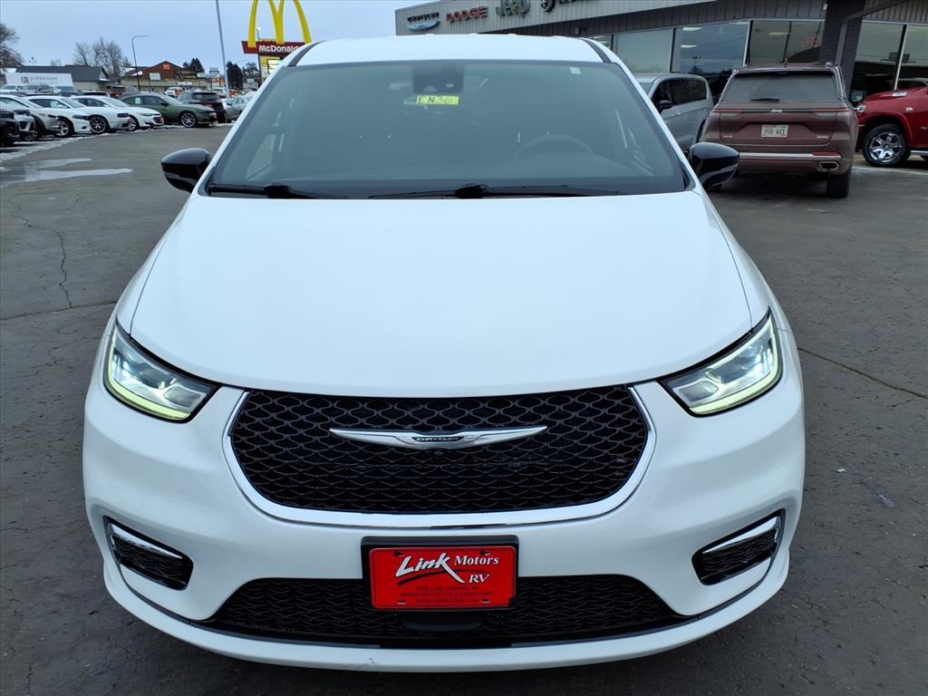 used 2025 Chrysler Pacifica car, priced at $31,900