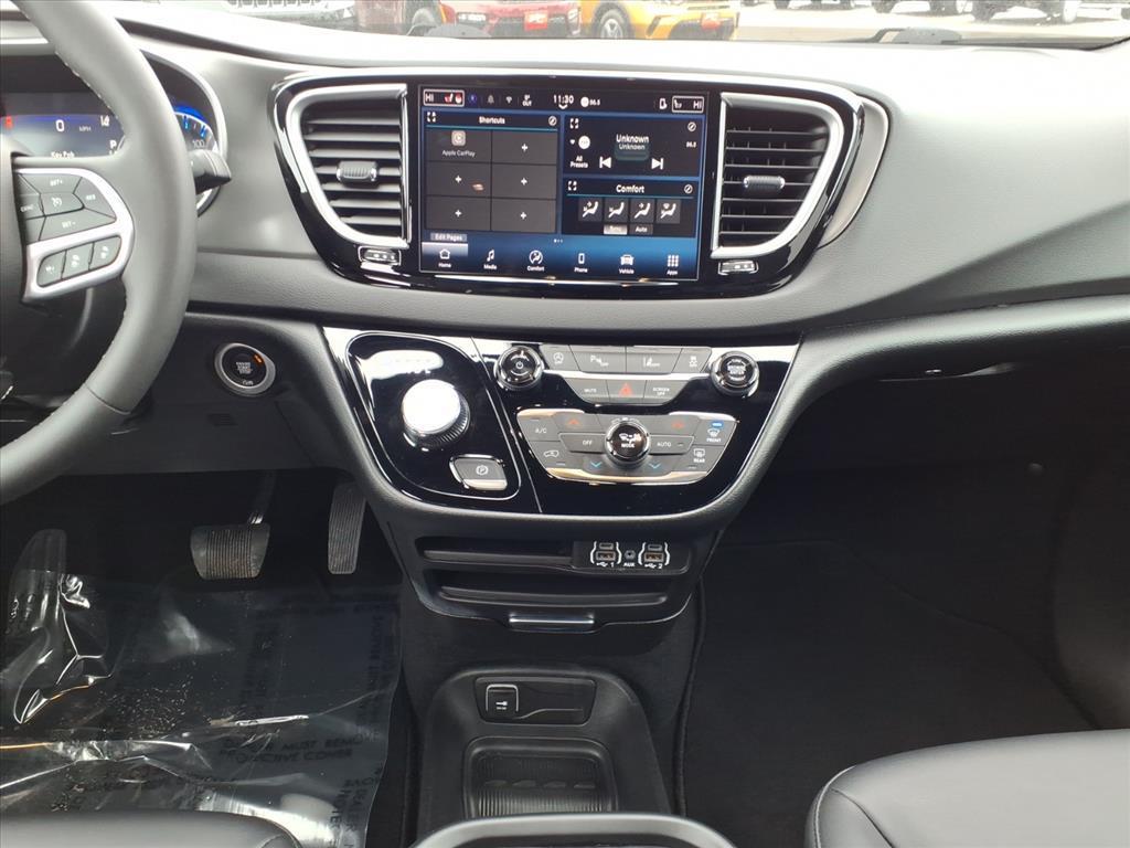 used 2025 Chrysler Pacifica car, priced at $31,900