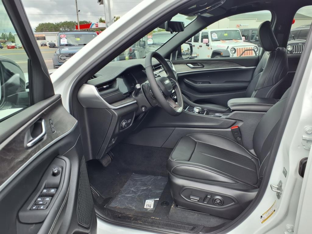 new 2025 Jeep Grand Cherokee car, priced at $48,700