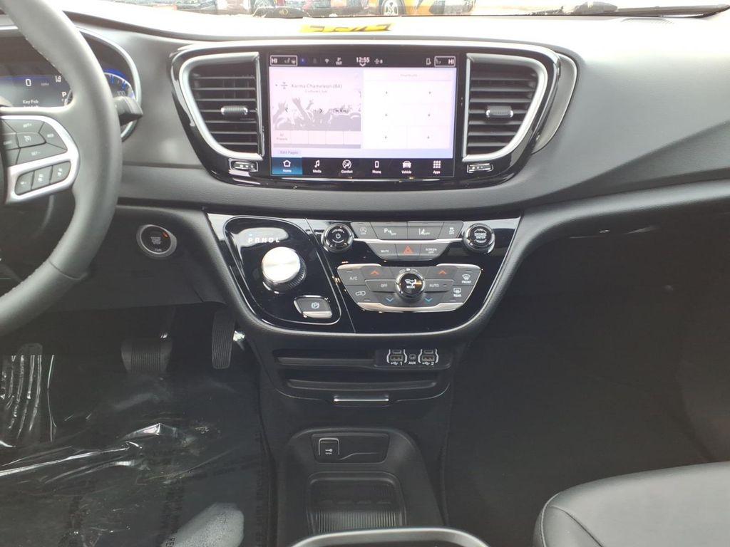 used 2025 Chrysler Pacifica car, priced at $31,900