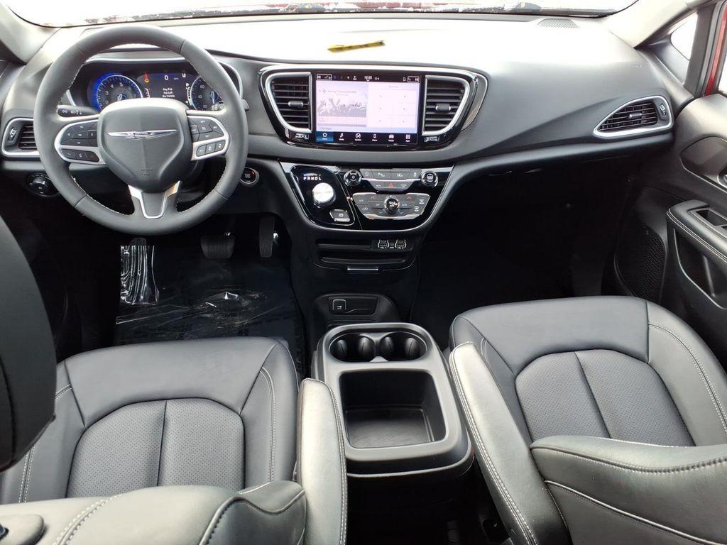 used 2025 Chrysler Pacifica car, priced at $31,900