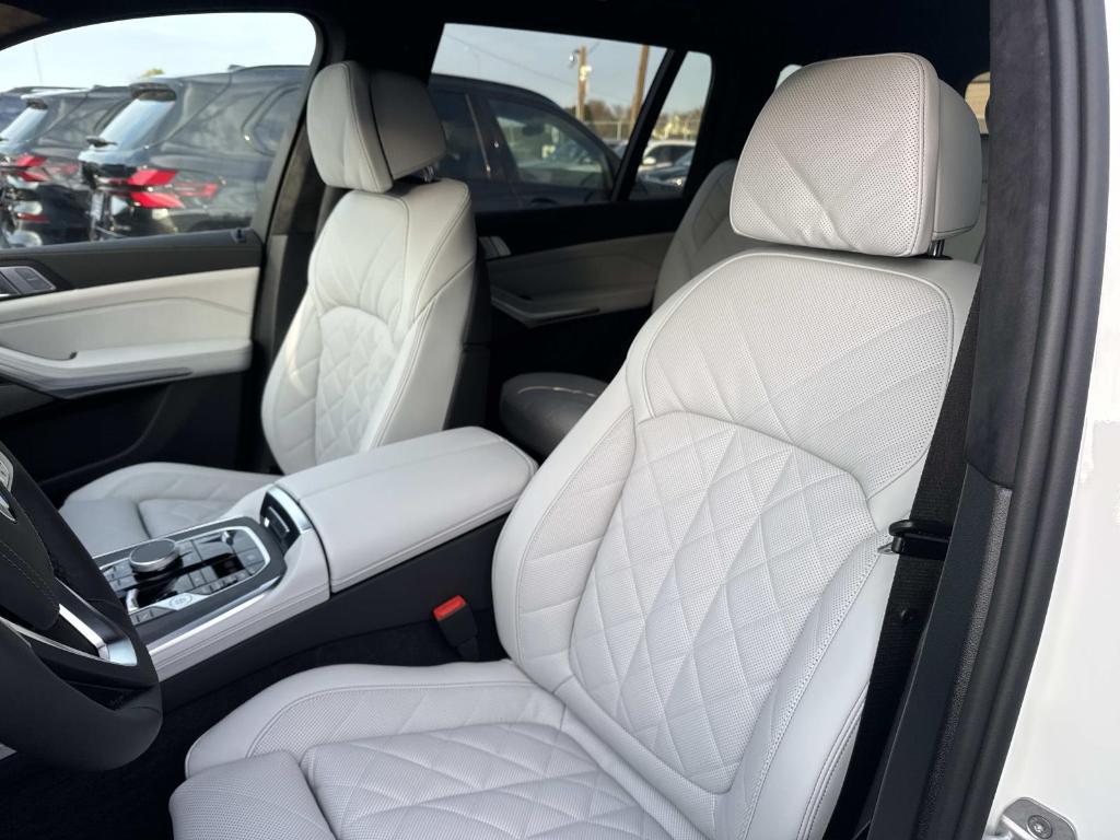 new 2026 BMW X7 car, priced at $95,805