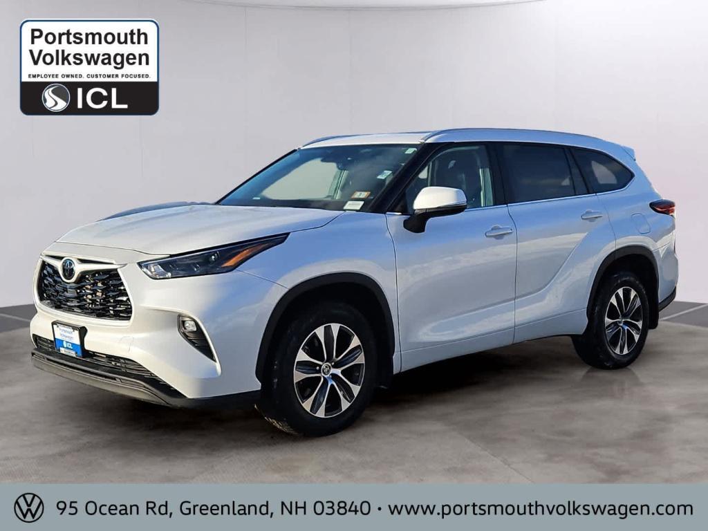 used 2024 Toyota Highlander car, priced at $38,999