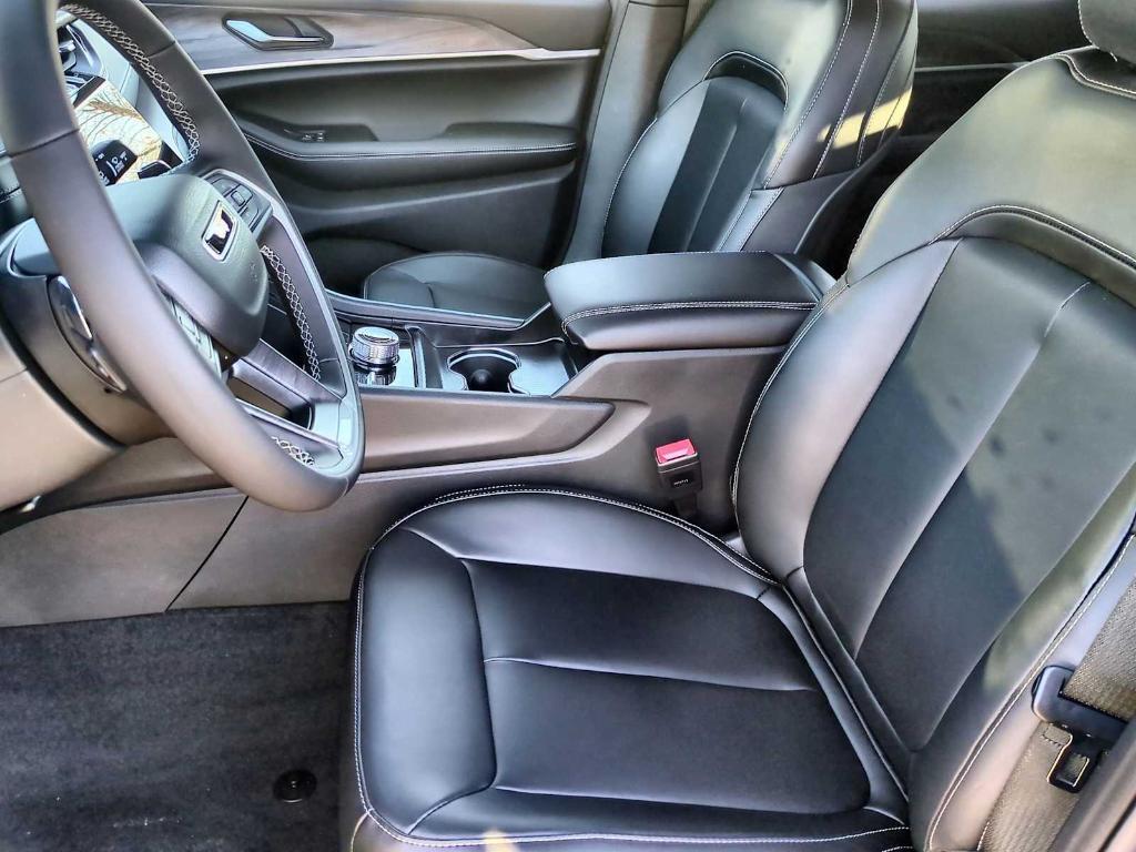 new 2025 Jeep Grand Cherokee car, priced at $44,308