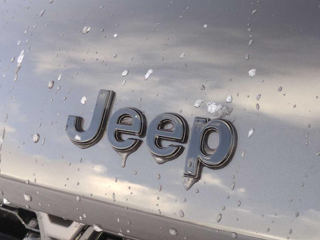 new 2026 Jeep Grand Cherokee car, priced at $42,996