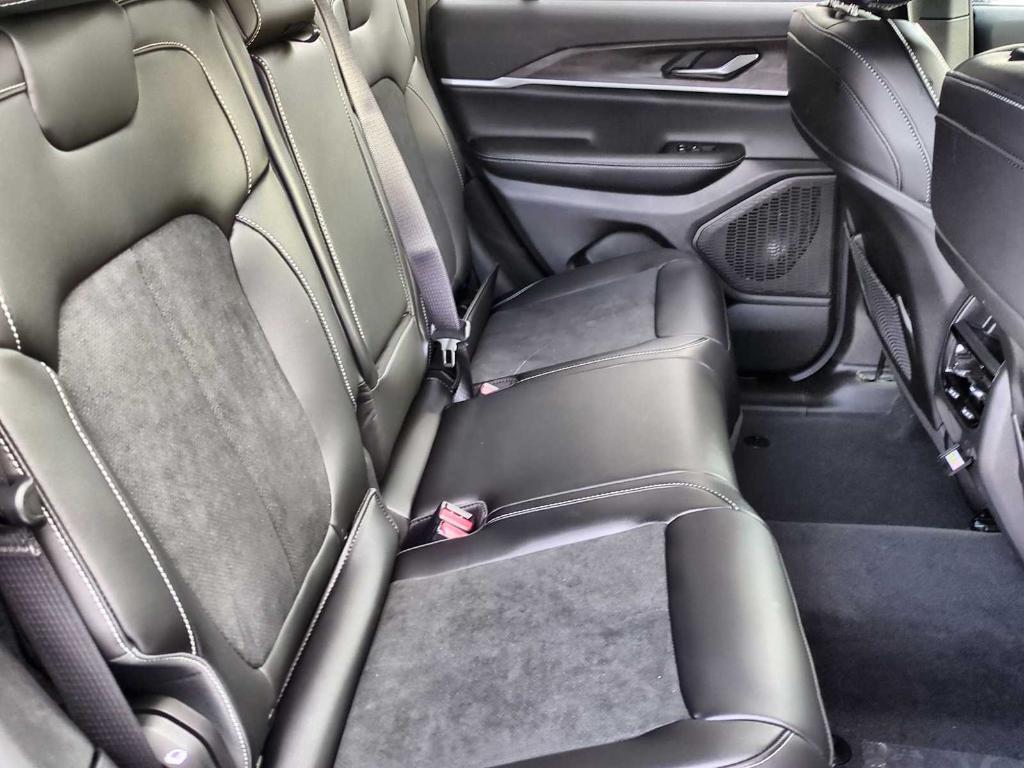 new 2026 Jeep Grand Cherokee car, priced at $42,996