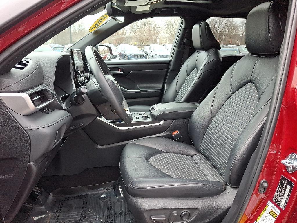 used 2023 Toyota Highlander car, priced at $40,418