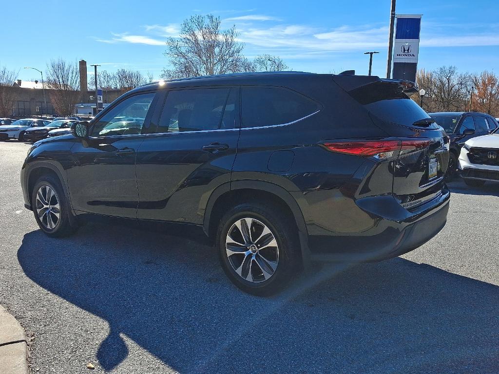 used 2021 Toyota Highlander car, priced at $29,999