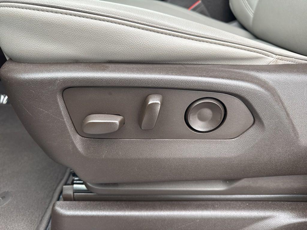 used 2022 GMC Yukon XL car, priced at $38,450