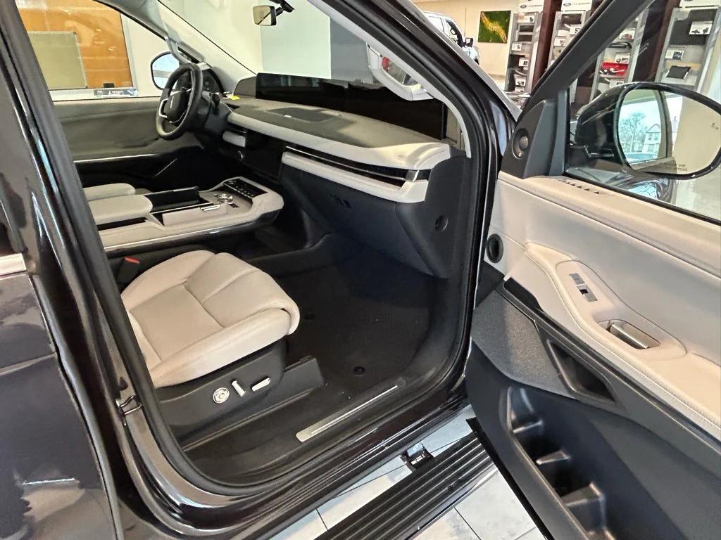 new 2025 Lincoln Navigator car, priced at $102,988