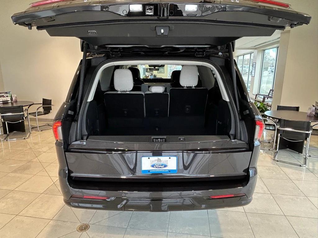 new 2025 Lincoln Navigator car, priced at $102,988