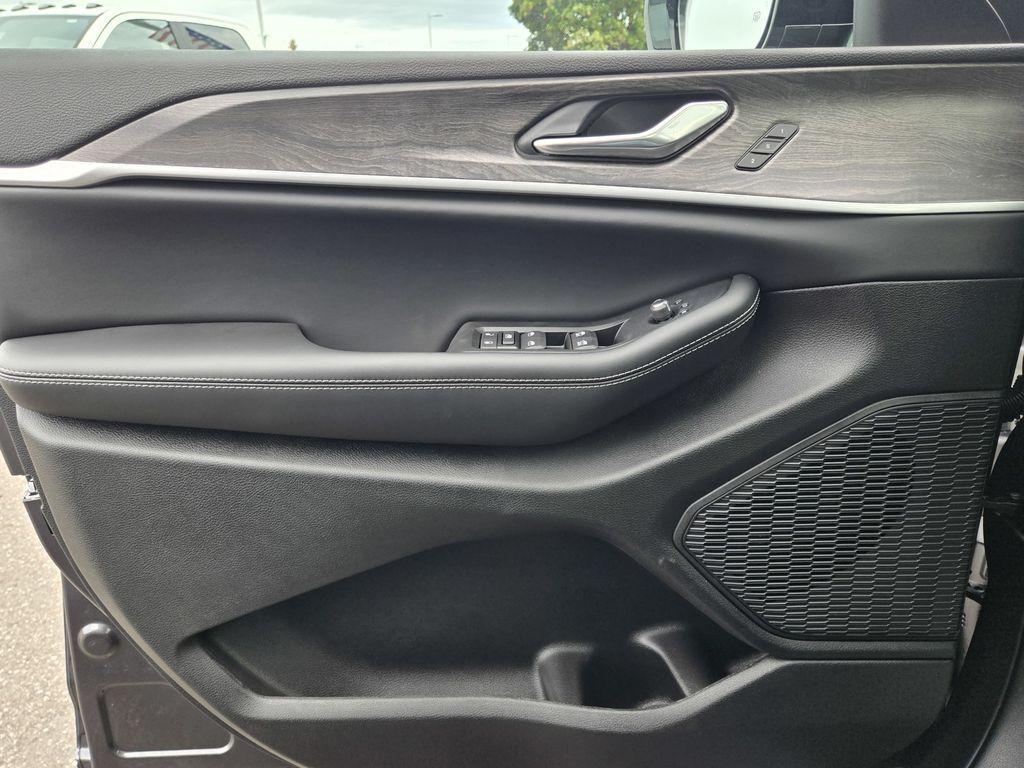 new 2025 Jeep Grand Cherokee car, priced at $49,995