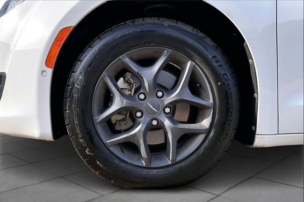 used 2018 Chrysler Pacifica car, priced at $14,656