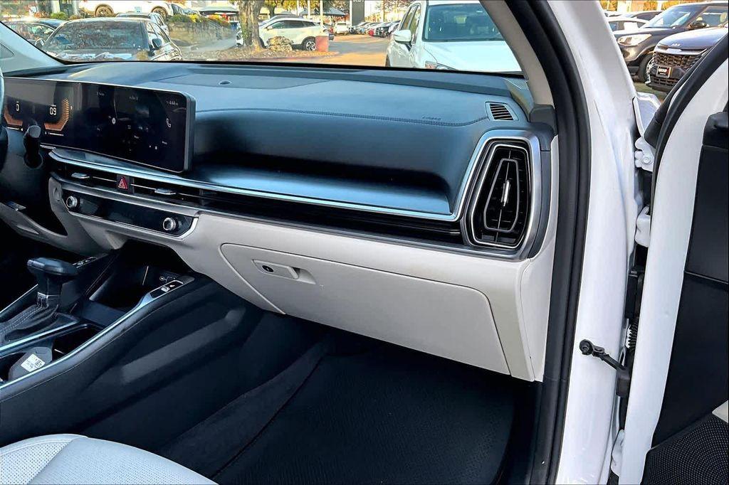 used 2025 Kia Sorento car, priced at $27,354