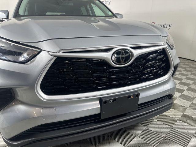 used 2023 Toyota Highlander car, priced at $27,999