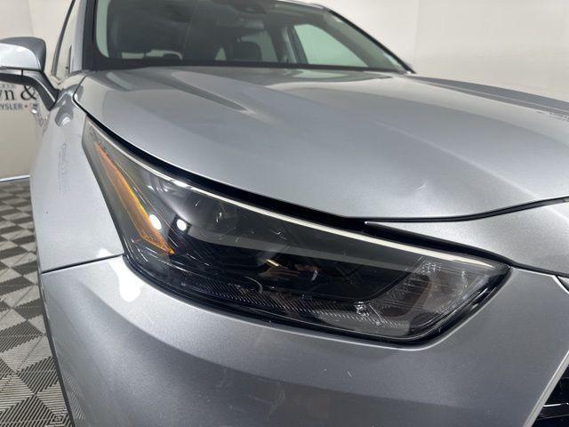 used 2023 Toyota Highlander car, priced at $27,999