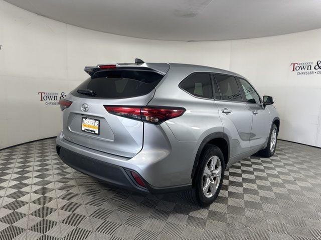 used 2023 Toyota Highlander car, priced at $27,999