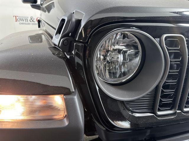 new 2025 Jeep Gladiator car, priced at $45,700