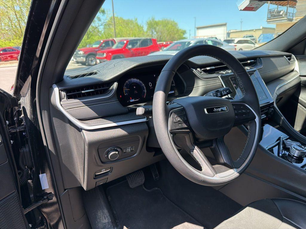 used 2025 Jeep Grand Cherokee car, priced at $32,403