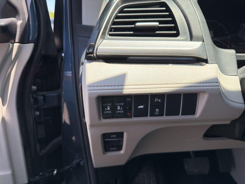 used 2025 Honda Odyssey car, priced at $40,975