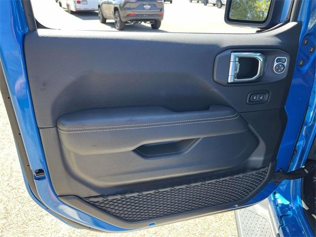 new 2025 Jeep Gladiator car, priced at $48,672