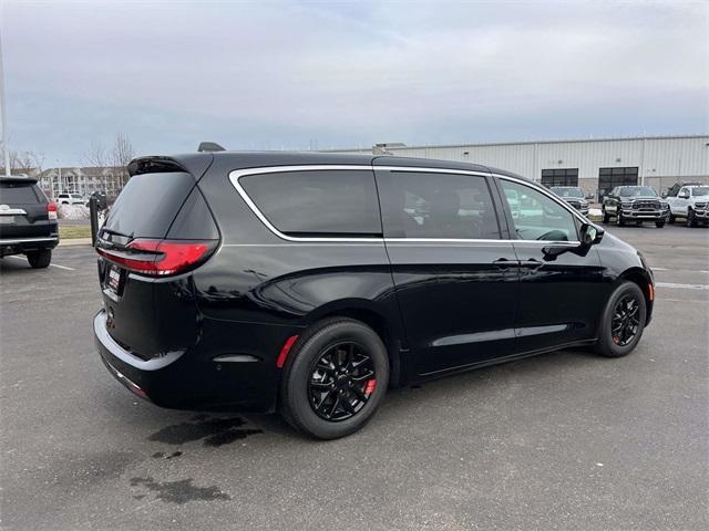 new 2025 Chrysler Pacifica car, priced at $39,019