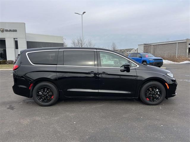 new 2025 Chrysler Pacifica car, priced at $39,019