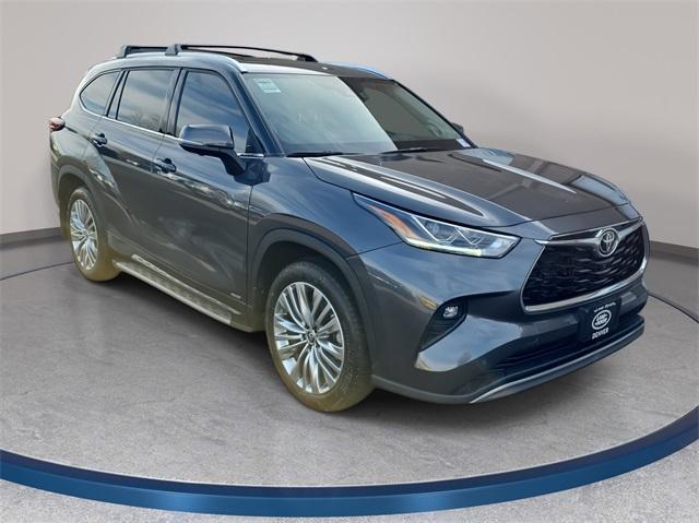 used 2025 Toyota Highlander Hybrid car, priced at $55,799