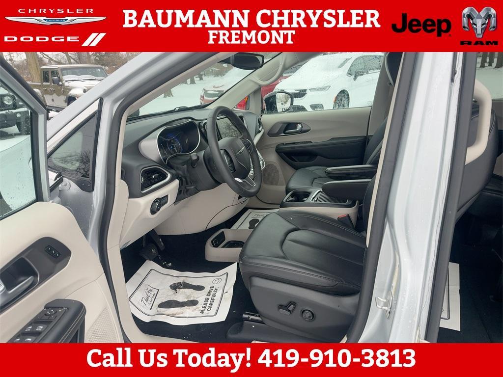 used 2024 Chrysler Pacifica car, priced at $27,750