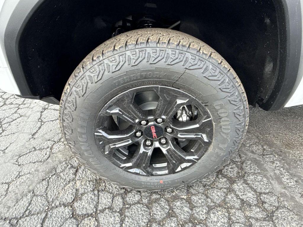 new 2025 GMC Canyon car, priced at $40,095