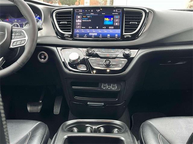 used 2025 Chrysler Pacifica car, priced at $31,060