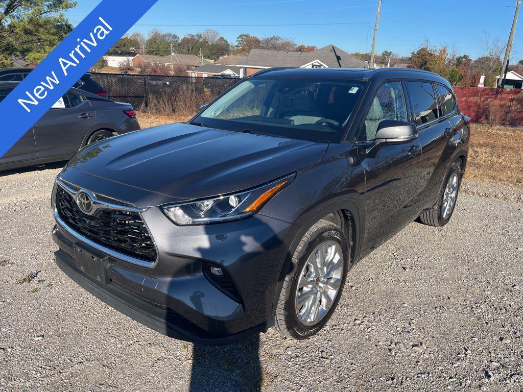 used 2021 Toyota Highlander car, priced at $33,225