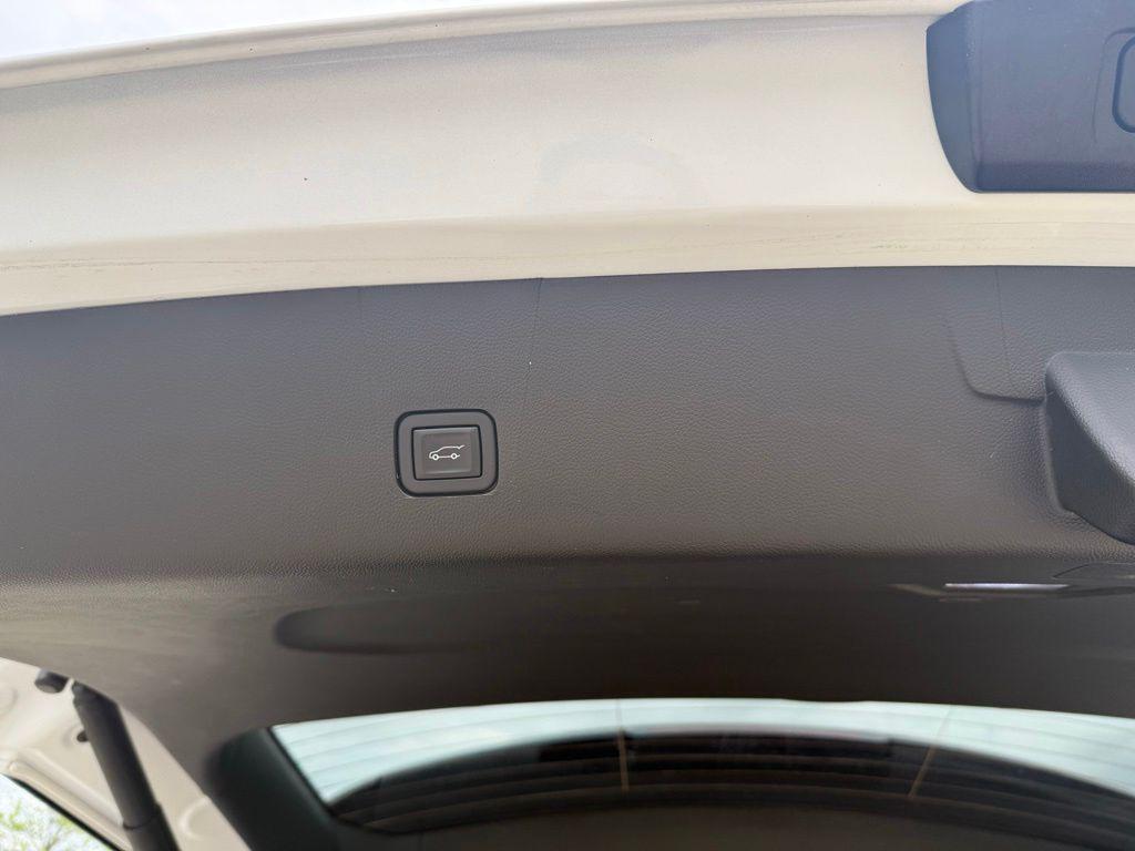 used 2023 Chevrolet Traverse car, priced at $28,097