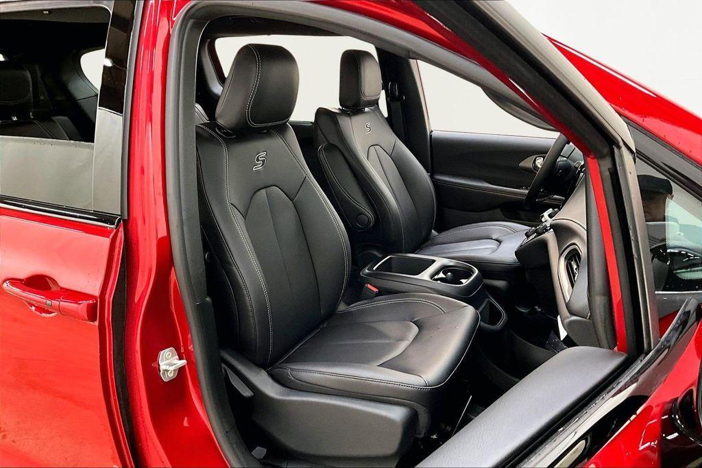 new 2026 Chrysler Pacifica car, priced at $43,867