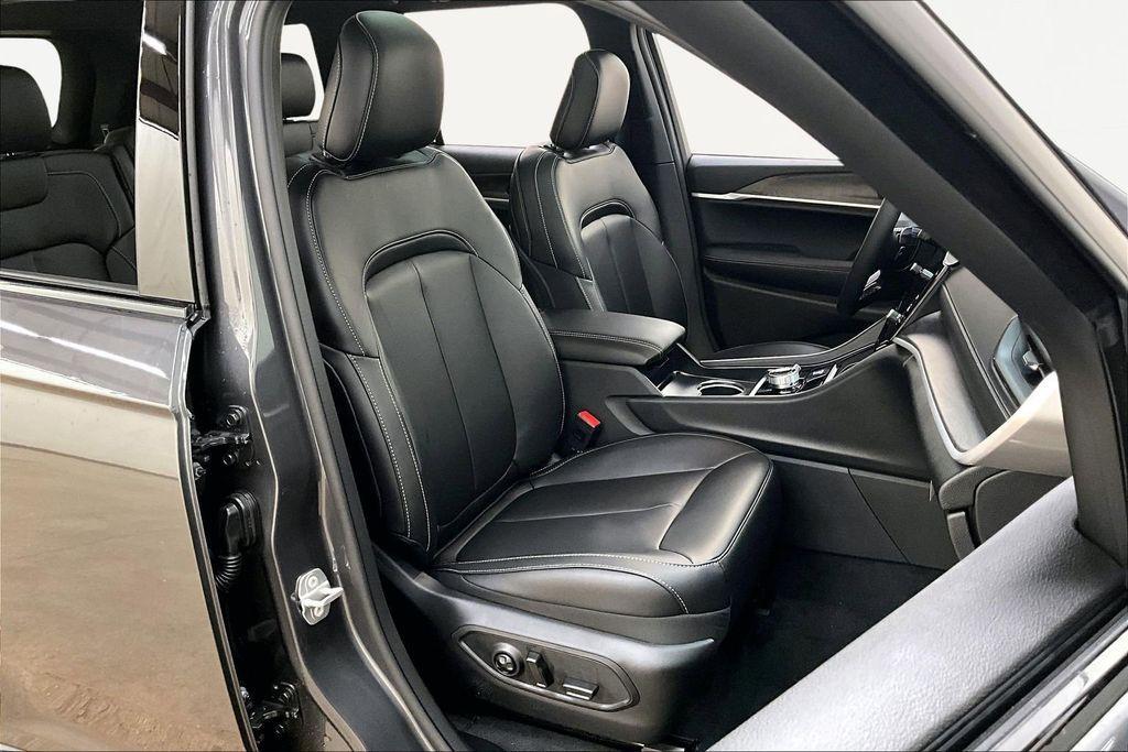 new 2026 Jeep Grand Cherokee car, priced at $45,186