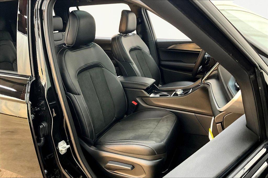 new 2025 Jeep Grand Cherokee L car, priced at $41,176