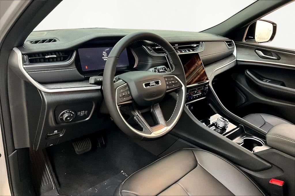 new 2025 Jeep Grand Cherokee car, priced at $42,940