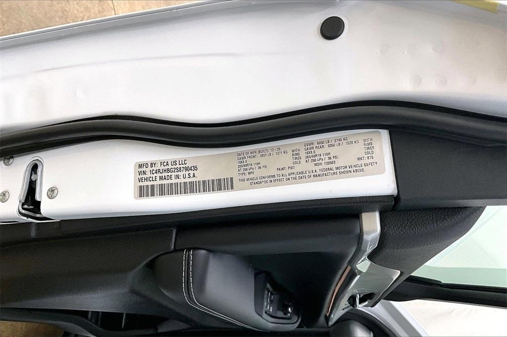 new 2025 Jeep Grand Cherokee car, priced at $45,842